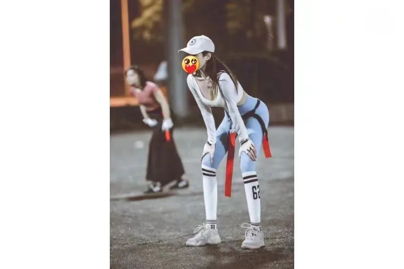 飞盘热度未息，橄榄球辣妹又上场，网友：“媛媛不断”？