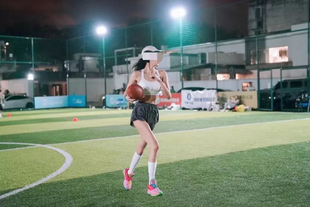 飞盘热度未息，橄榄球辣妹又上场，网友：“媛媛不断”？