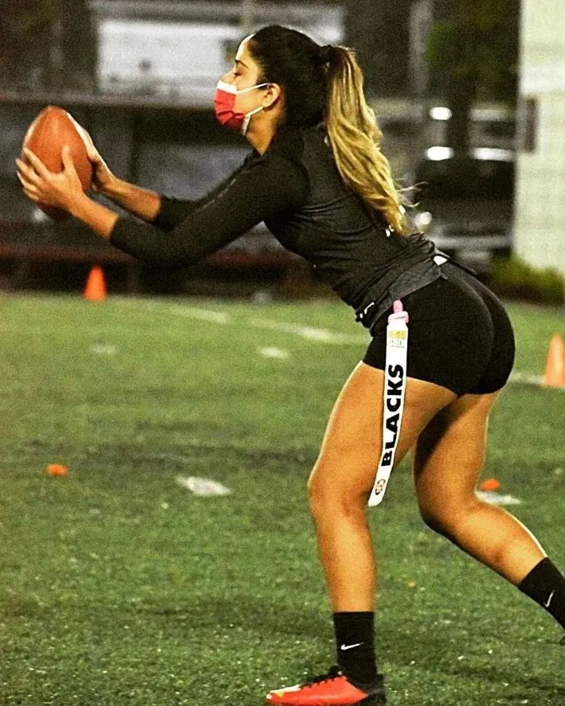 飞盘热度未息，橄榄球辣妹又上场，网友：“媛媛不断”？