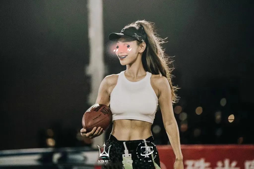 飞盘热度未息，橄榄球辣妹又上场，网友：“媛媛不断”？