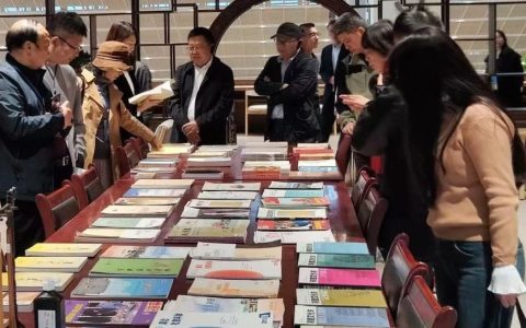 第五届宋玉学术研讨会专家学者莅临宜城市图书馆参观指导并捐书