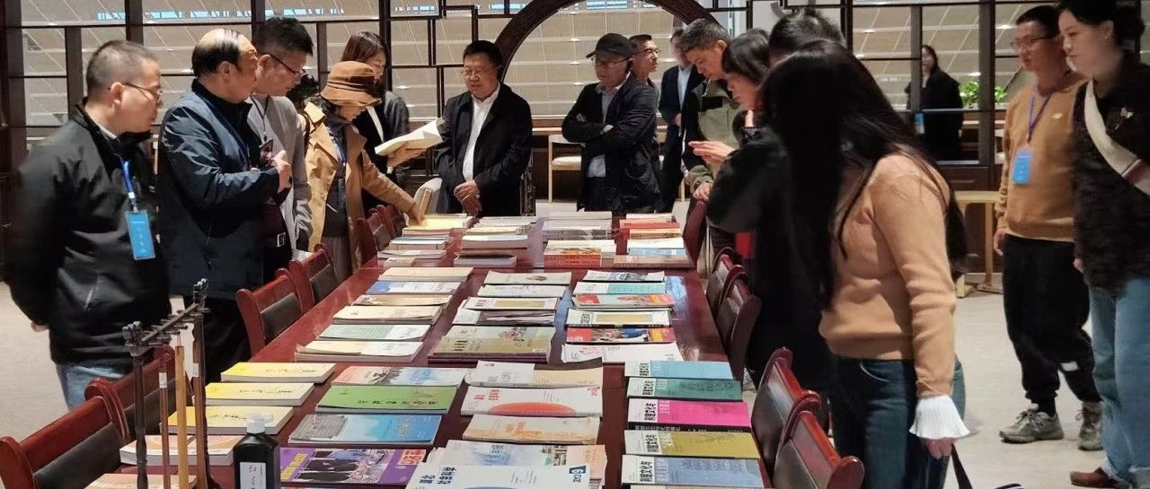 第五届宋玉学术研讨会专家学者莅临宜城市图书馆参观指导并捐书