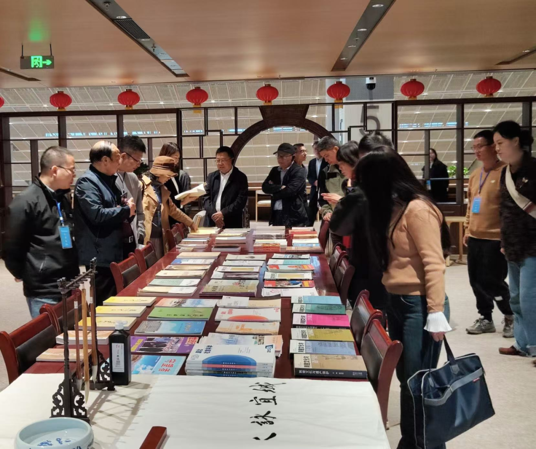 第五届宋玉学术研讨会专家学者莅临宜城市图书馆参观指导并捐书