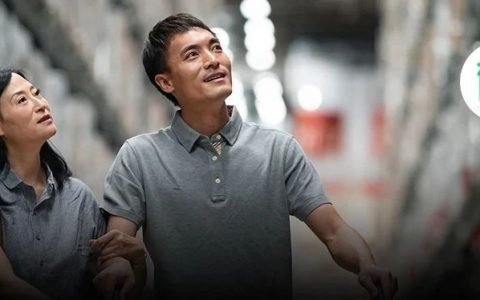 河南博士妻子陪丈夫摆地摊上热搜，网友：这就是现实版《凡人歌》！