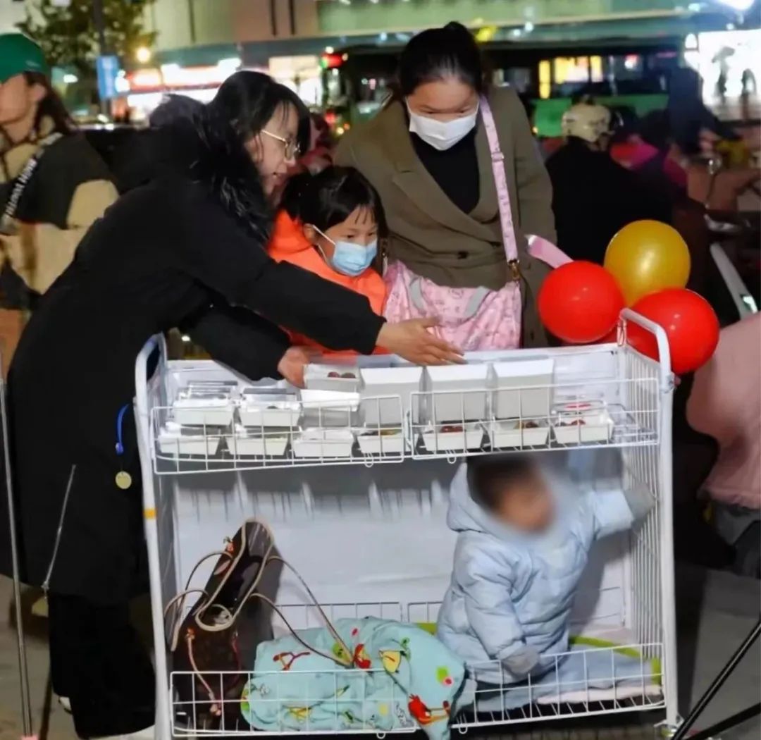 河南博士妻子陪丈夫摆地摊上热搜,网友:这就是现实版《凡人歌》!