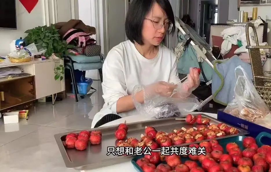 河南博士妻子陪丈夫摆地摊上热搜,网友:这就是现实版《凡人歌》!