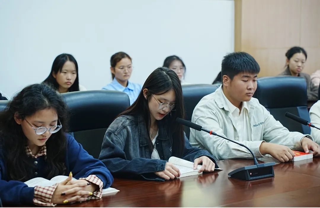 黄冈职业技术学院图书馆举办“学习贯彻二十届三中全会精神”专题读书分享会