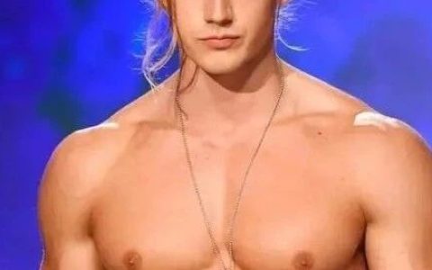 天使的脸庞+魔鬼的身材，网友：只看脸，我以为，她是个金刚芭比...