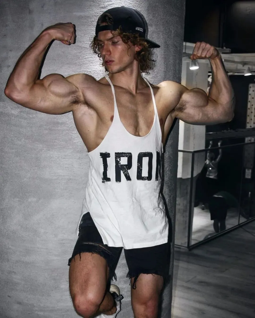 天使的脸庞+魔鬼的身材，网友：只看脸，我以为，她是个金刚芭比...