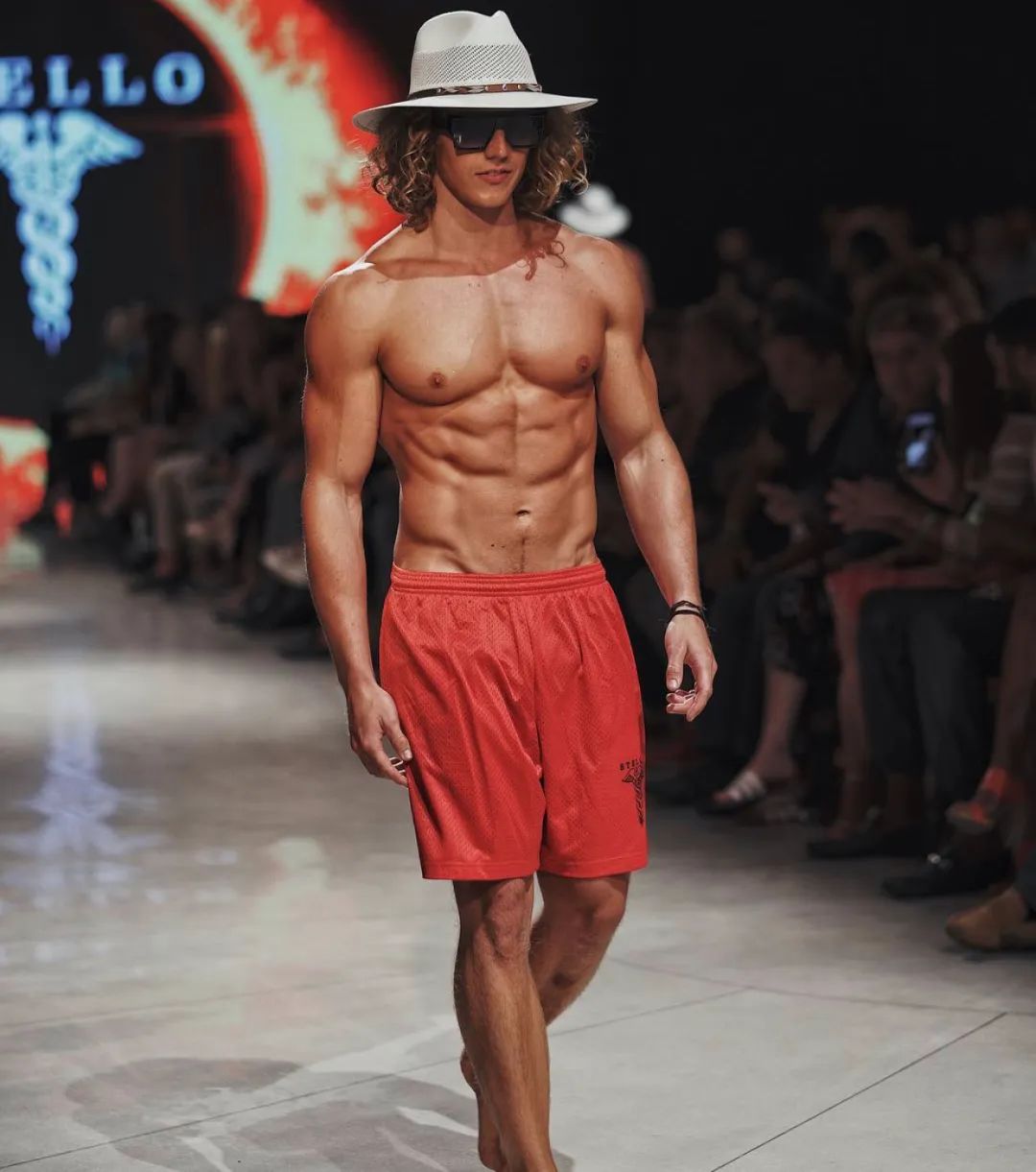 天使的脸庞+魔鬼的身材，网友：只看脸，我以为，她是个金刚芭比...