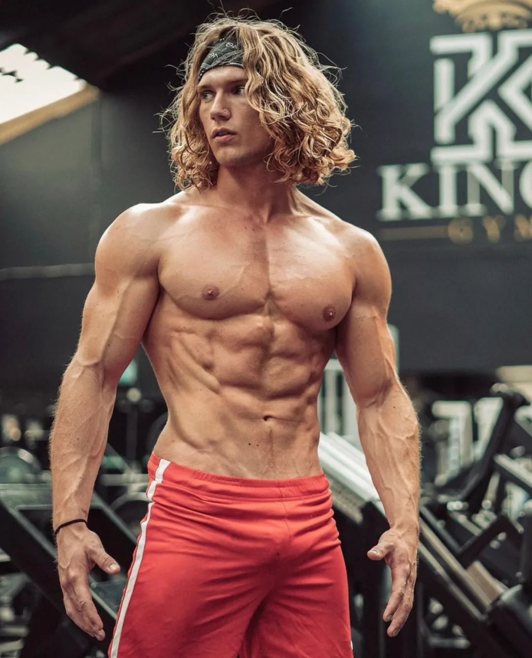 天使的脸庞+魔鬼的身材，网友：只看脸，我以为，她是个金刚芭比...