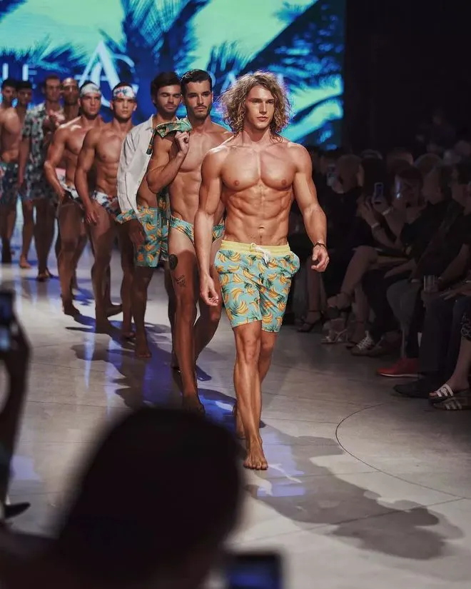 天使的脸庞+魔鬼的身材，网友：只看脸，我以为，她是个金刚芭比...