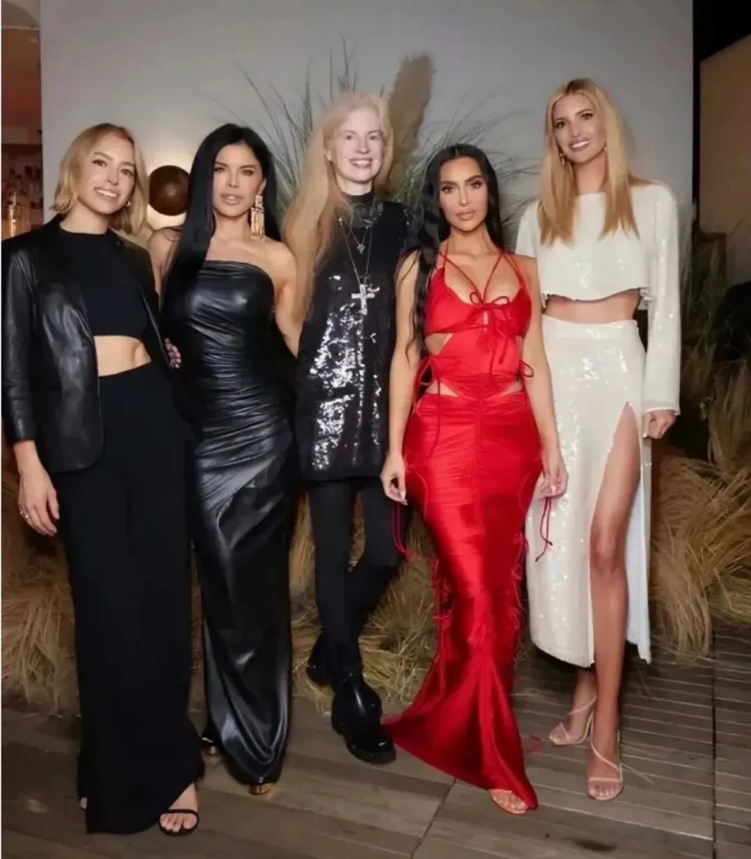 特朗普女儿伊万卡，地球球花沙漏身材，这画面是我能免费看的吗？！