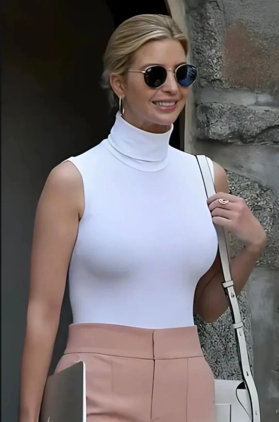 特朗普女儿伊万卡，地球球花沙漏身材，这画面是我能免费看的吗？！