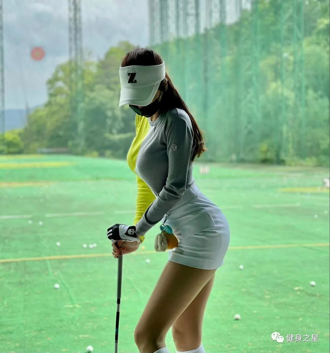 粗腿女神泳池照撩人,美胸粗腿纤腰,这谁顶得住啊......