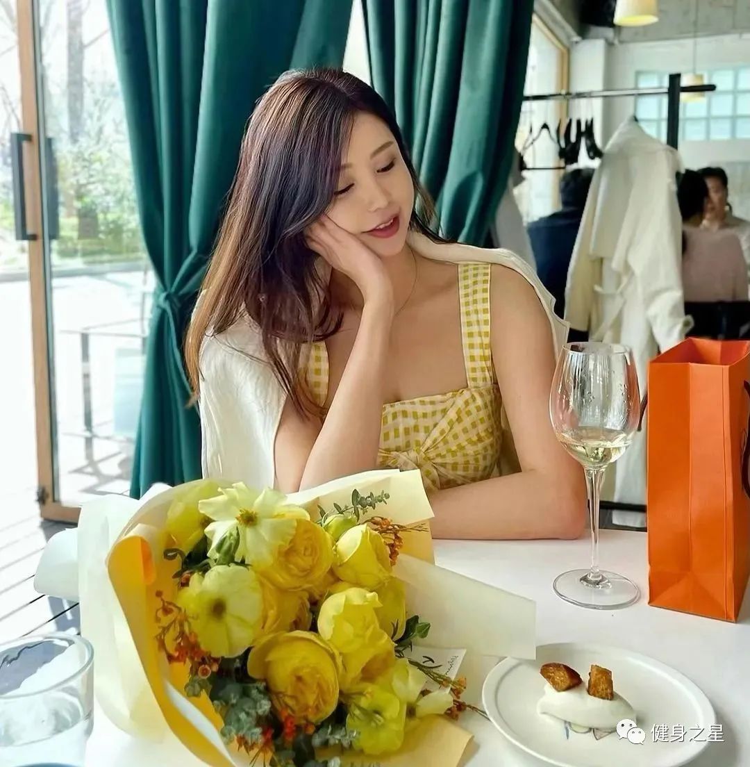 粗腿女神泳池照撩人,美胸粗腿纤腰,这谁顶得住啊......