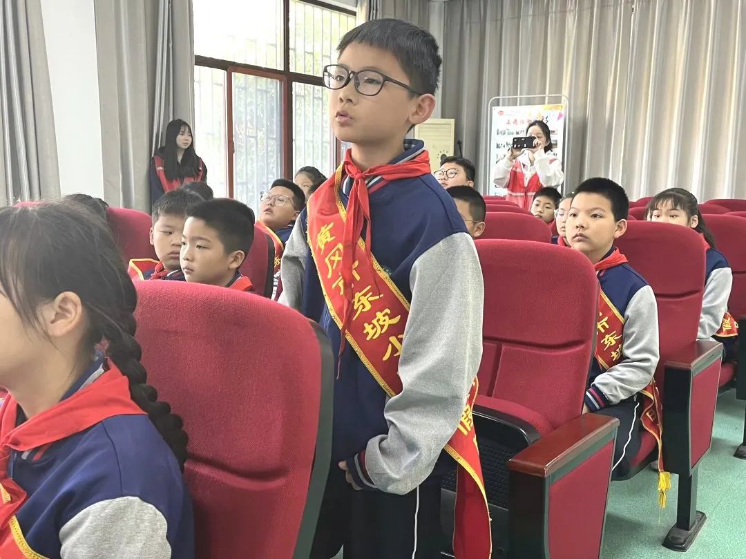 黄冈职业技术学院大学生读书协会开展“童心童趣，立冬寻宝”志愿服务活动