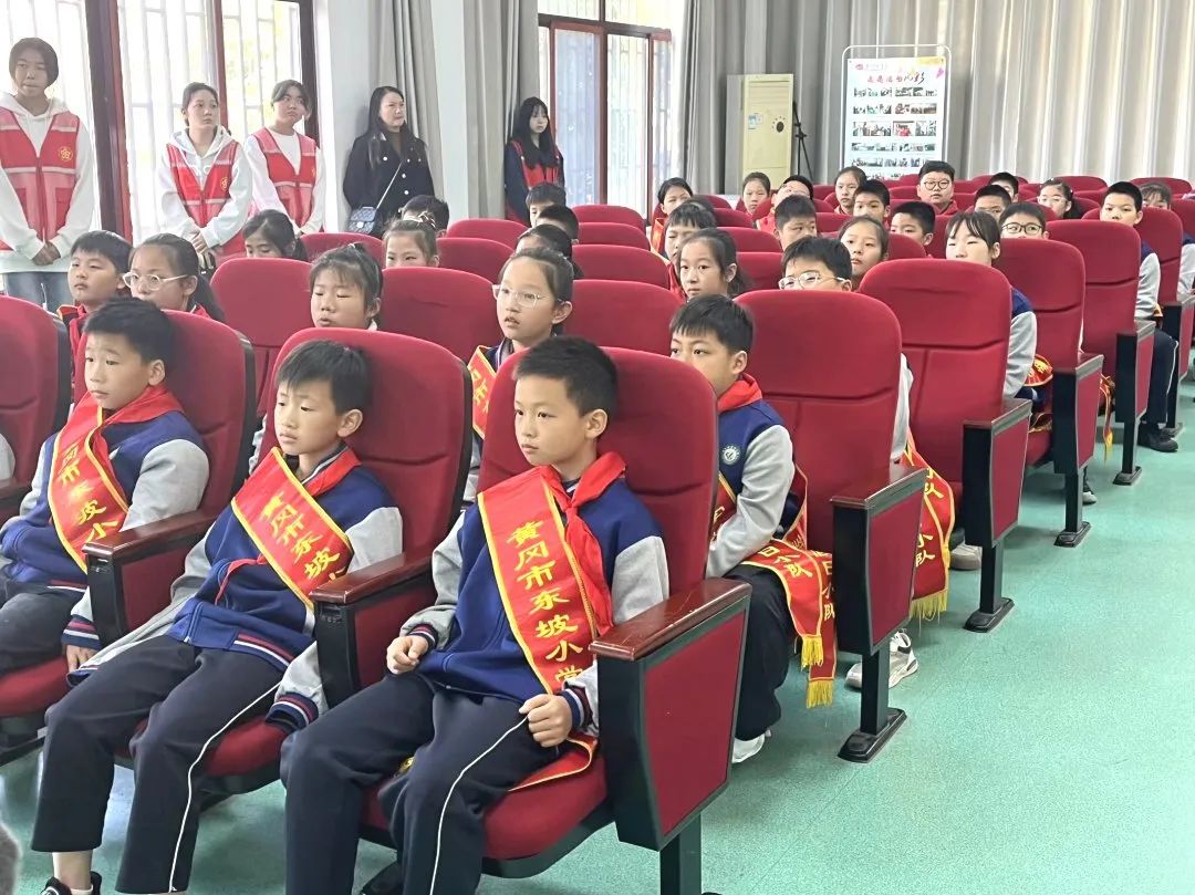 黄冈职业技术学院大学生读书协会开展“童心童趣，立冬寻宝”志愿服务活动