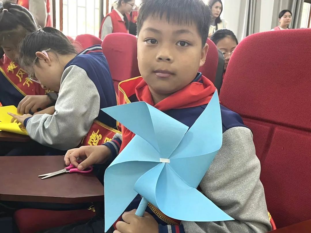 黄冈职业技术学院大学生读书协会开展“童心童趣，立冬寻宝”志愿服务活动