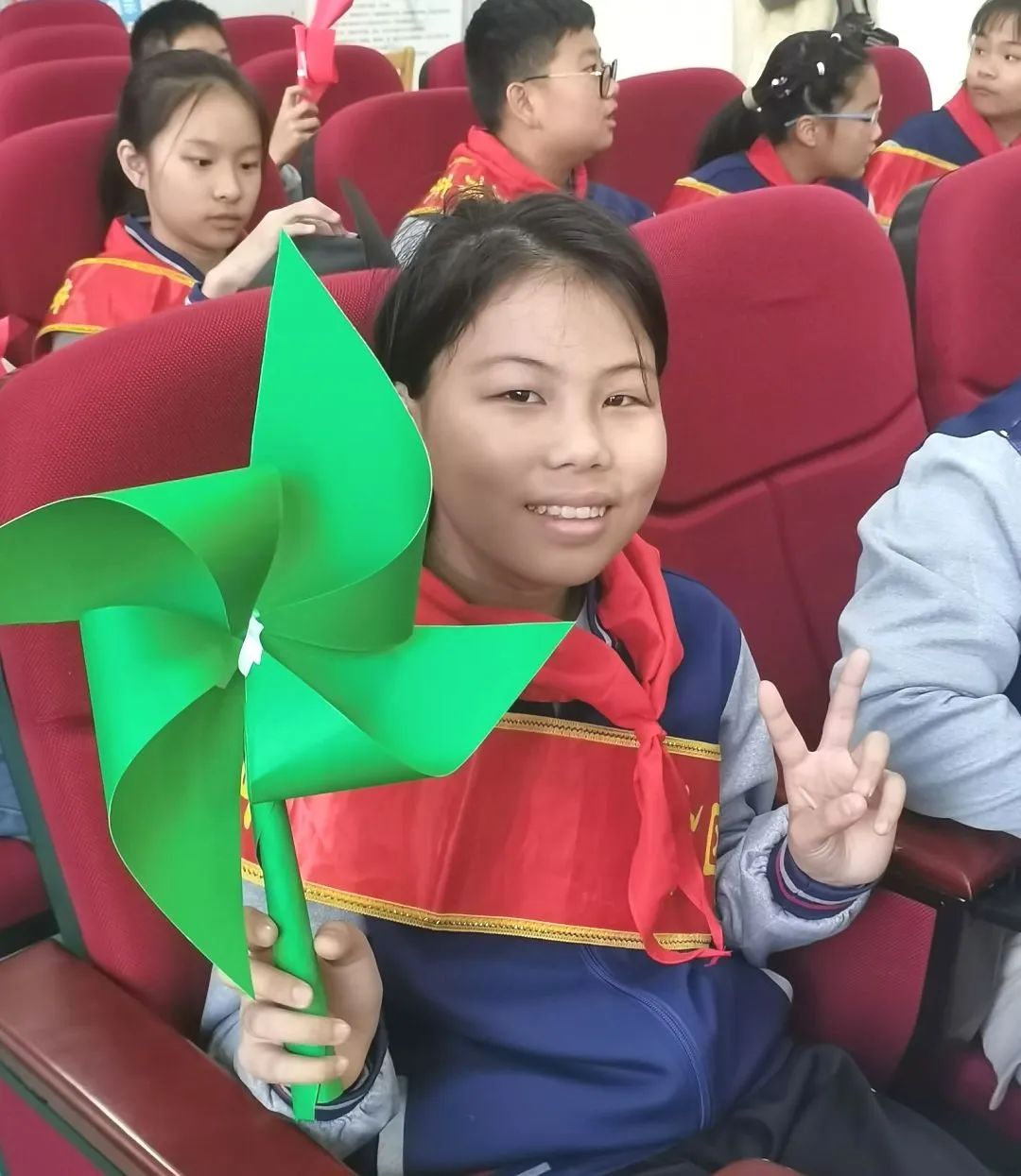 黄冈职业技术学院大学生读书协会开展“童心童趣，立冬寻宝”志愿服务活动