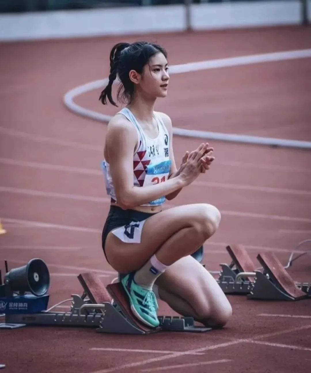 173cm“体坛刘亦菲”,却因三角裤太窄惹热议,到底碍了谁的眼?