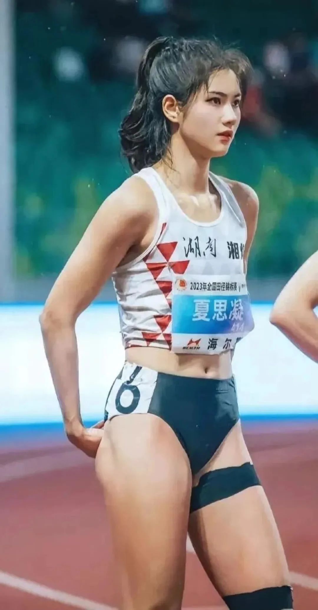 173cm“体坛刘亦菲”,却因三角裤太窄惹热议,到底碍了谁的眼?