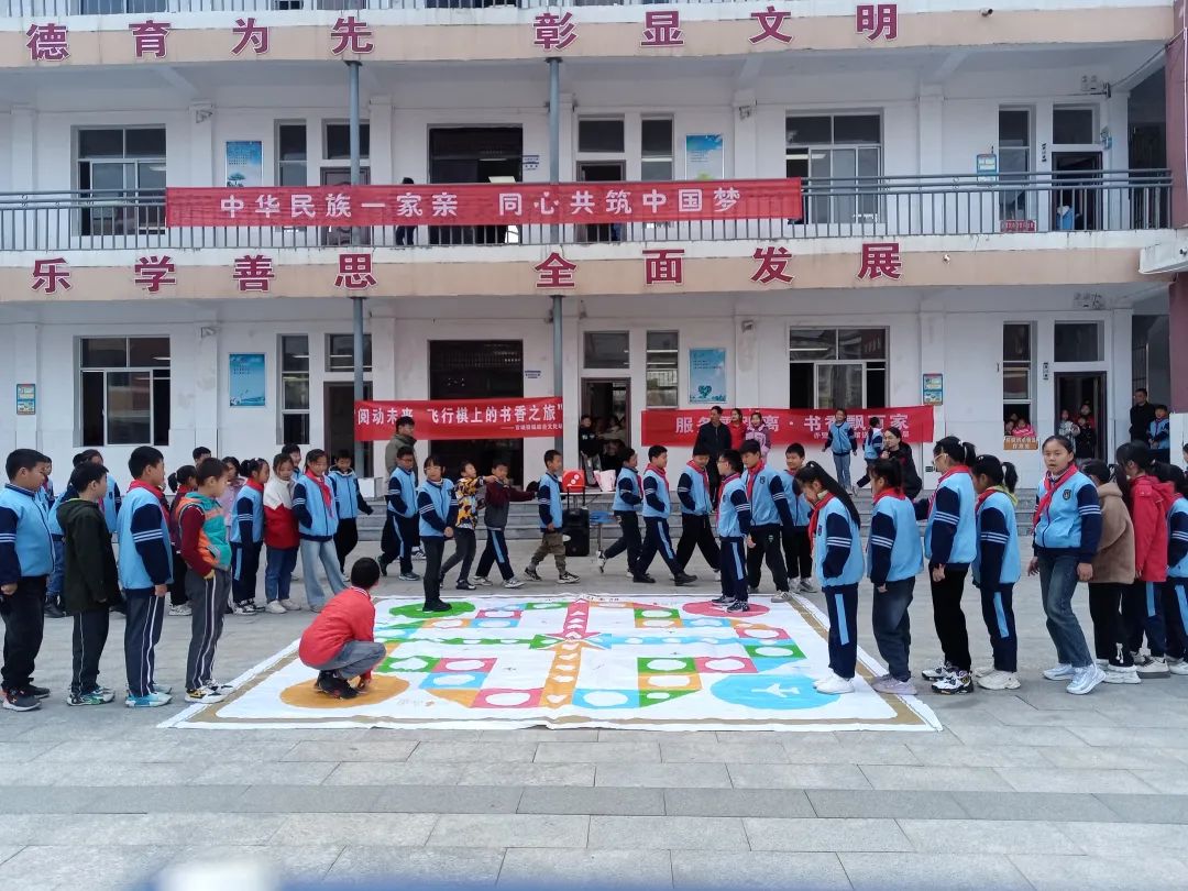 赤壁市图书馆“真人飞行棋”活动点燃孩子求知热情