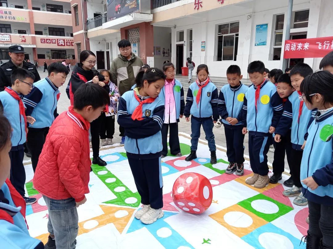 赤壁市图书馆“真人飞行棋”活动点燃孩子求知热情