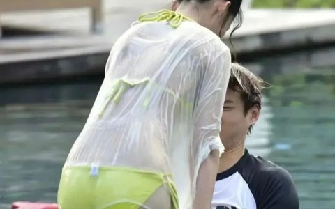 34岁李沁透视装玩水照被翻出！跟魏大勋激吻，网友：真放得开！