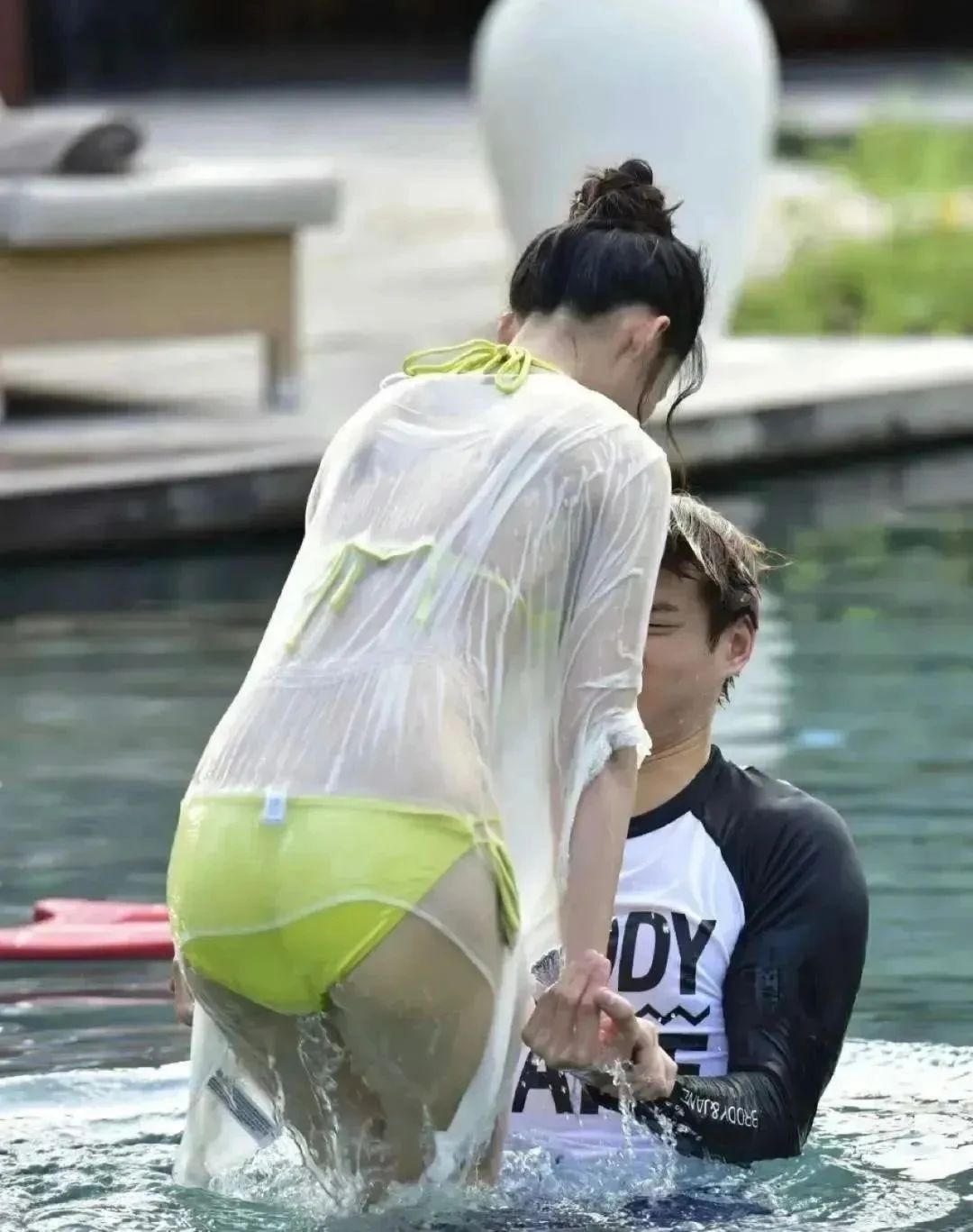 34岁李沁透视装玩水照被翻出!跟魏大勋激吻,网友:真放得开!