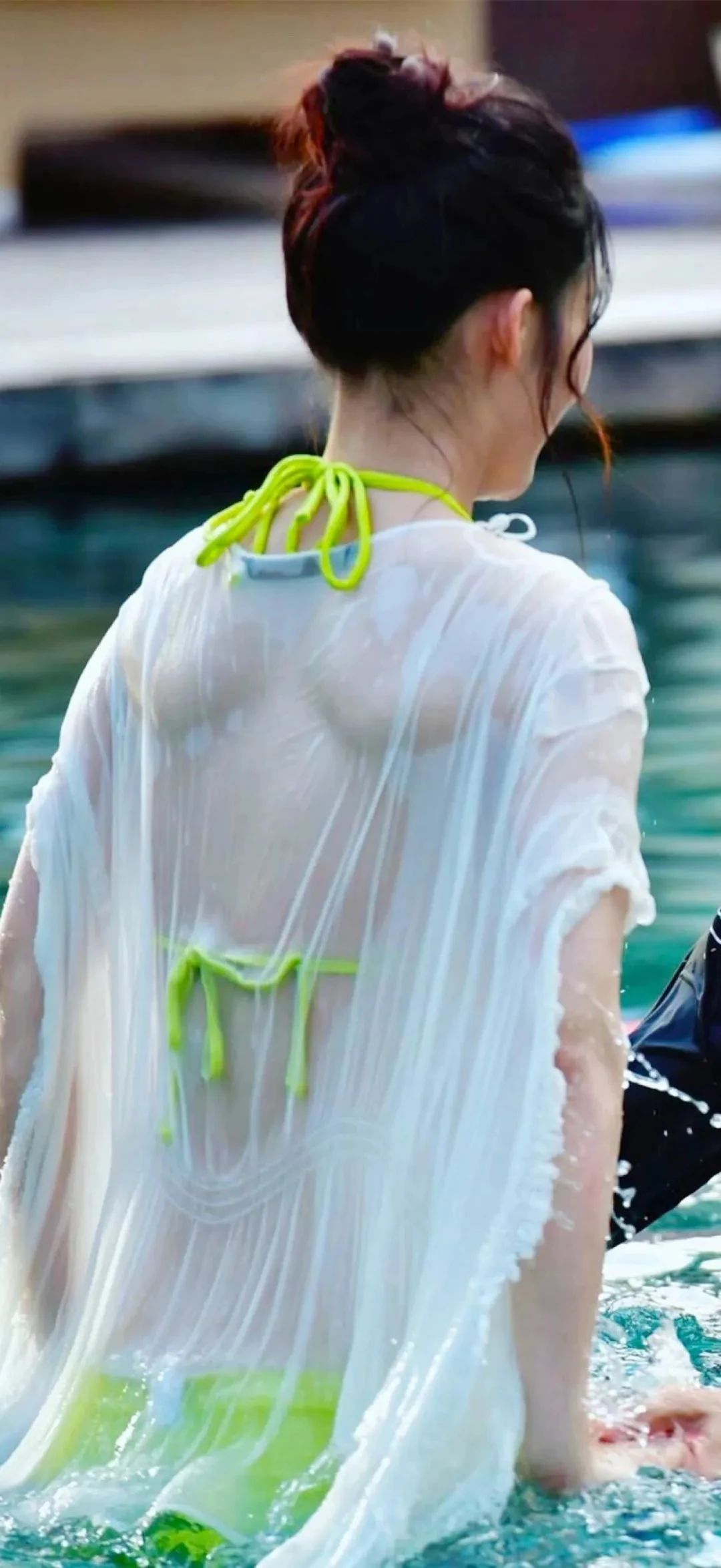 34岁李沁透视装玩水照被翻出!跟魏大勋激吻,网友:真放得开!