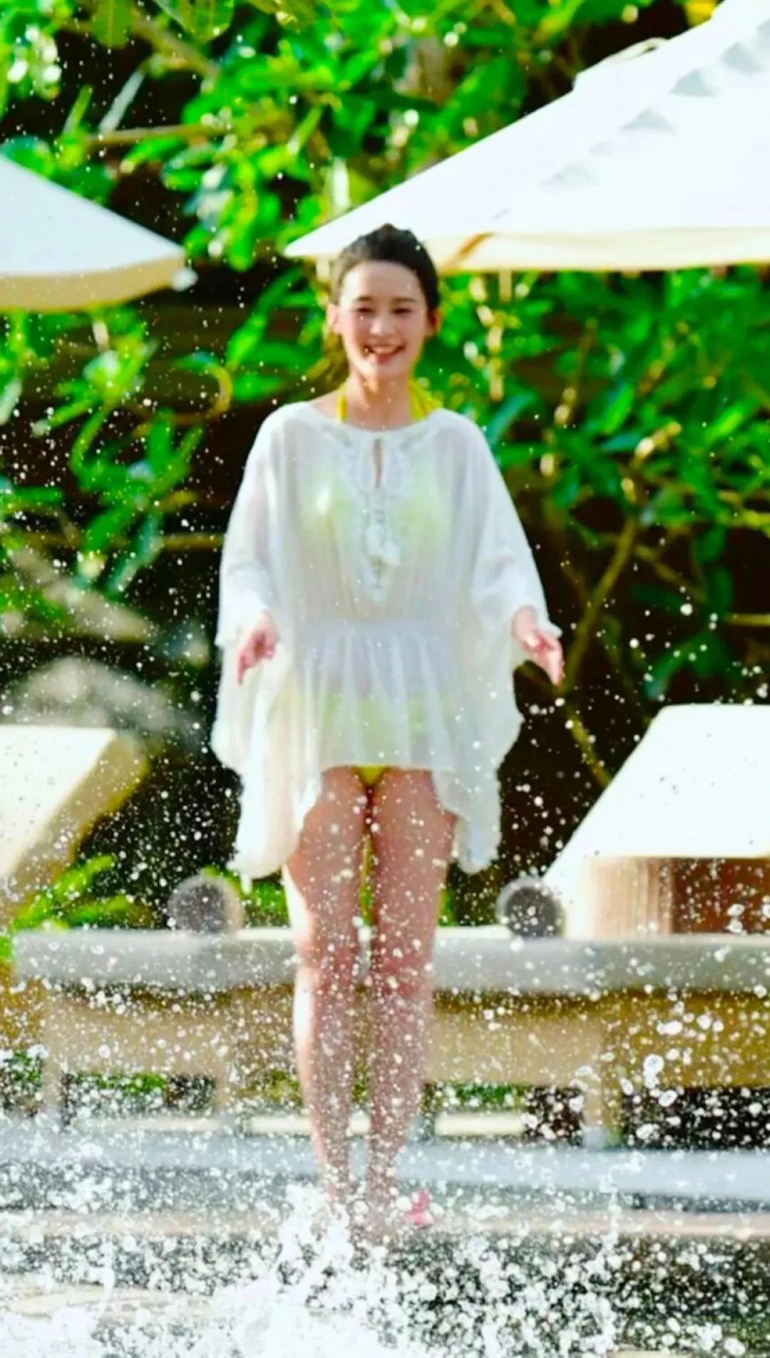 34岁李沁透视装玩水照被翻出!跟魏大勋激吻,网友:真放得开!