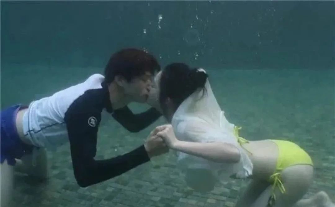 34岁李沁透视装玩水照被翻出!跟魏大勋激吻,网友:真放得开!