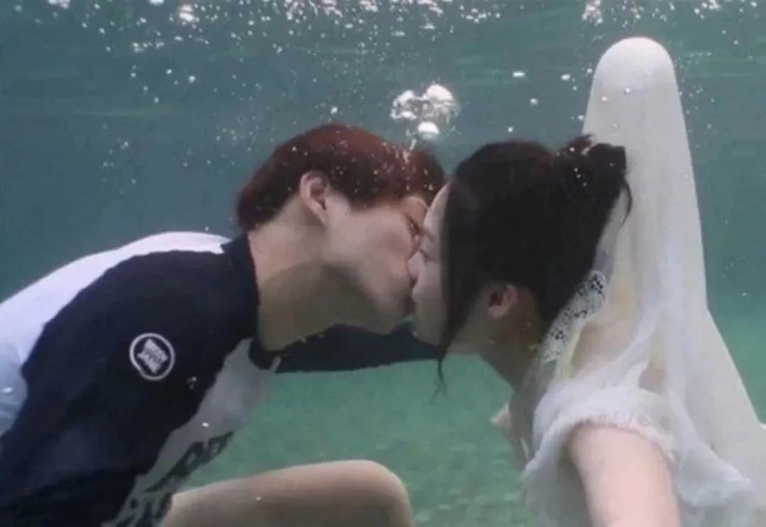 34岁李沁透视装玩水照被翻出!跟魏大勋激吻,网友:真放得开!