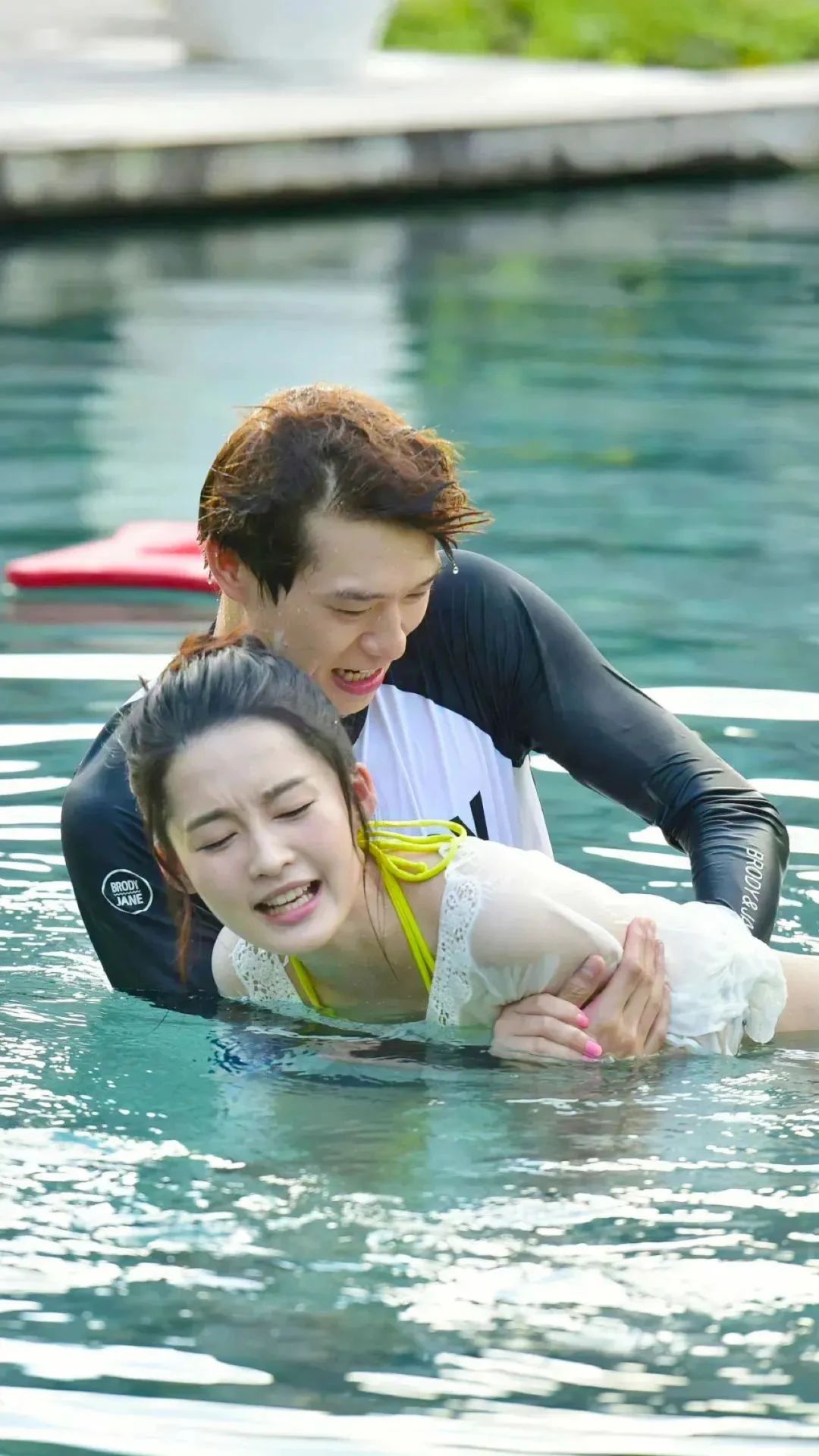 34岁李沁透视装玩水照被翻出!跟魏大勋激吻,网友:真放得开!