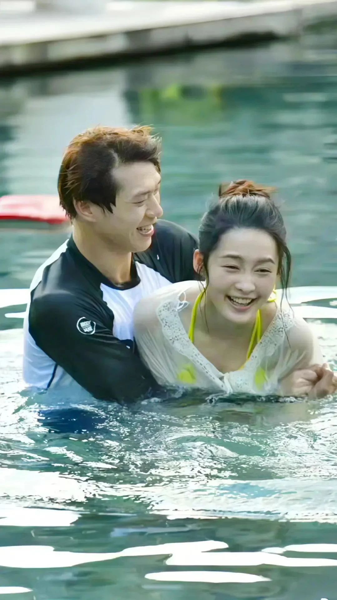 34岁李沁透视装玩水照被翻出!跟魏大勋激吻,网友:真放得开!