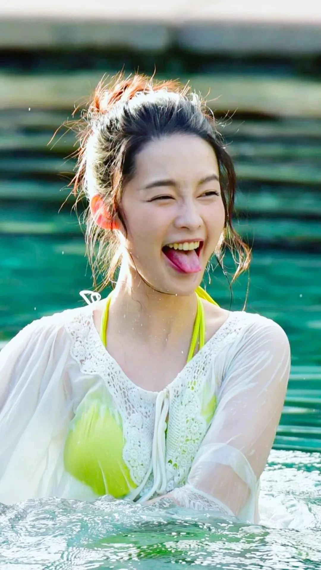 34岁李沁透视装玩水照被翻出!跟魏大勋激吻,网友:真放得开!