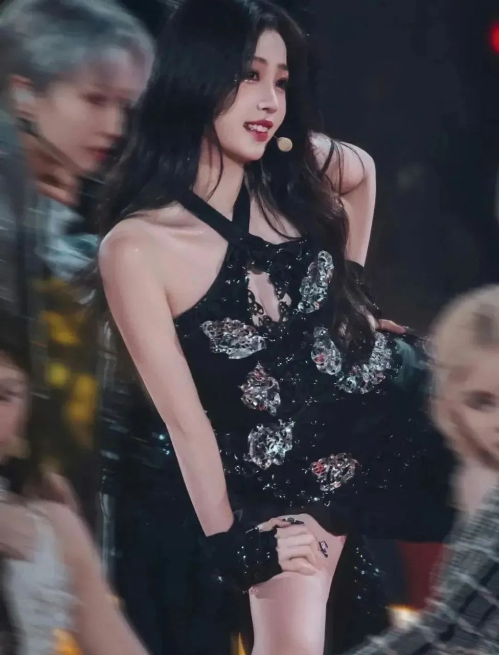 虞书欣露腿引热议，碍了谁的眼？