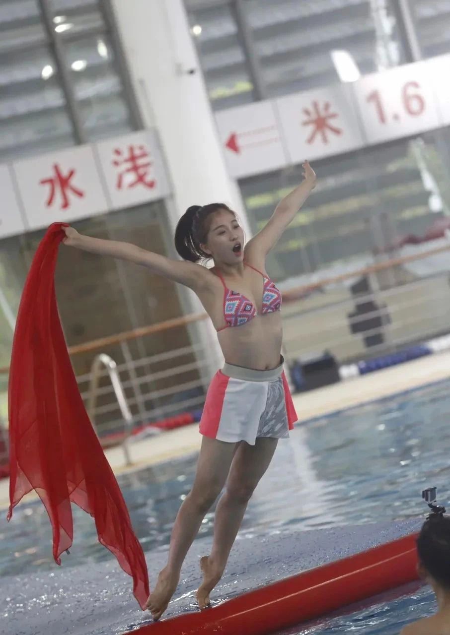 虞书欣露腿引热议，碍了谁的眼？