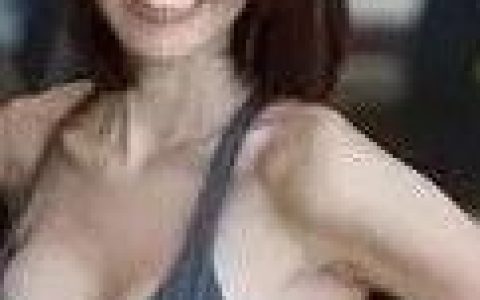 43岁辣妈“立体翘臀”，34D杯美胸，身材太犯规，一夜爆红