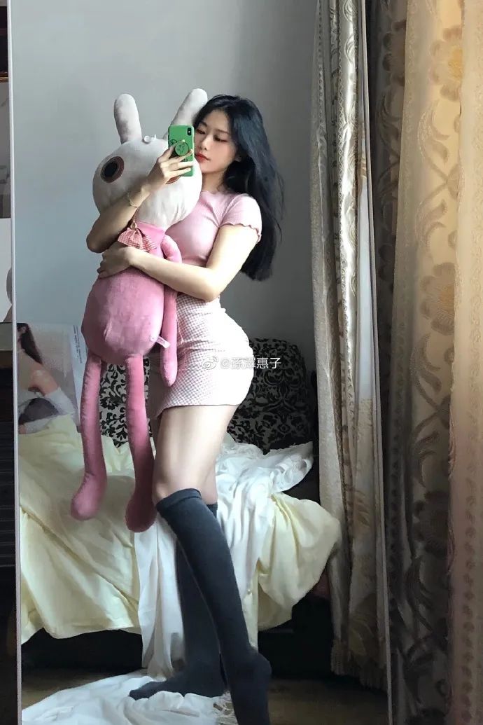 98年“学妹”的翘臀有多犯规?看完第一张就沦陷了...