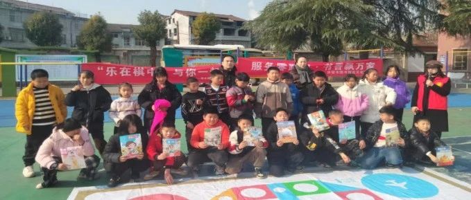 “冬日送暖·书香润校园”赤壁市图书馆开展送文化进基层活动