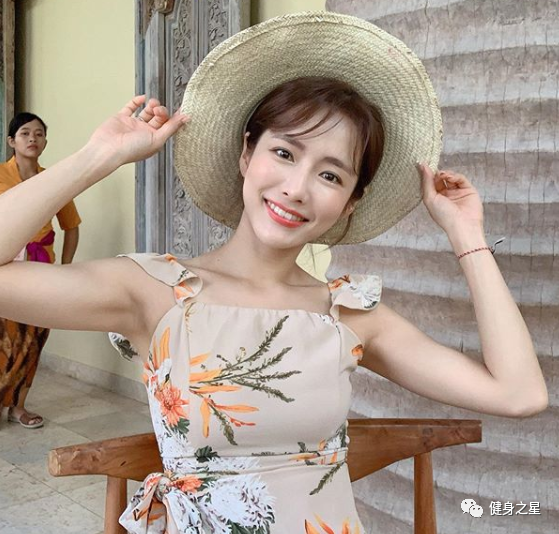 瑜伽教练写真照曝光,性感曲线撩人,这身材什么水平?