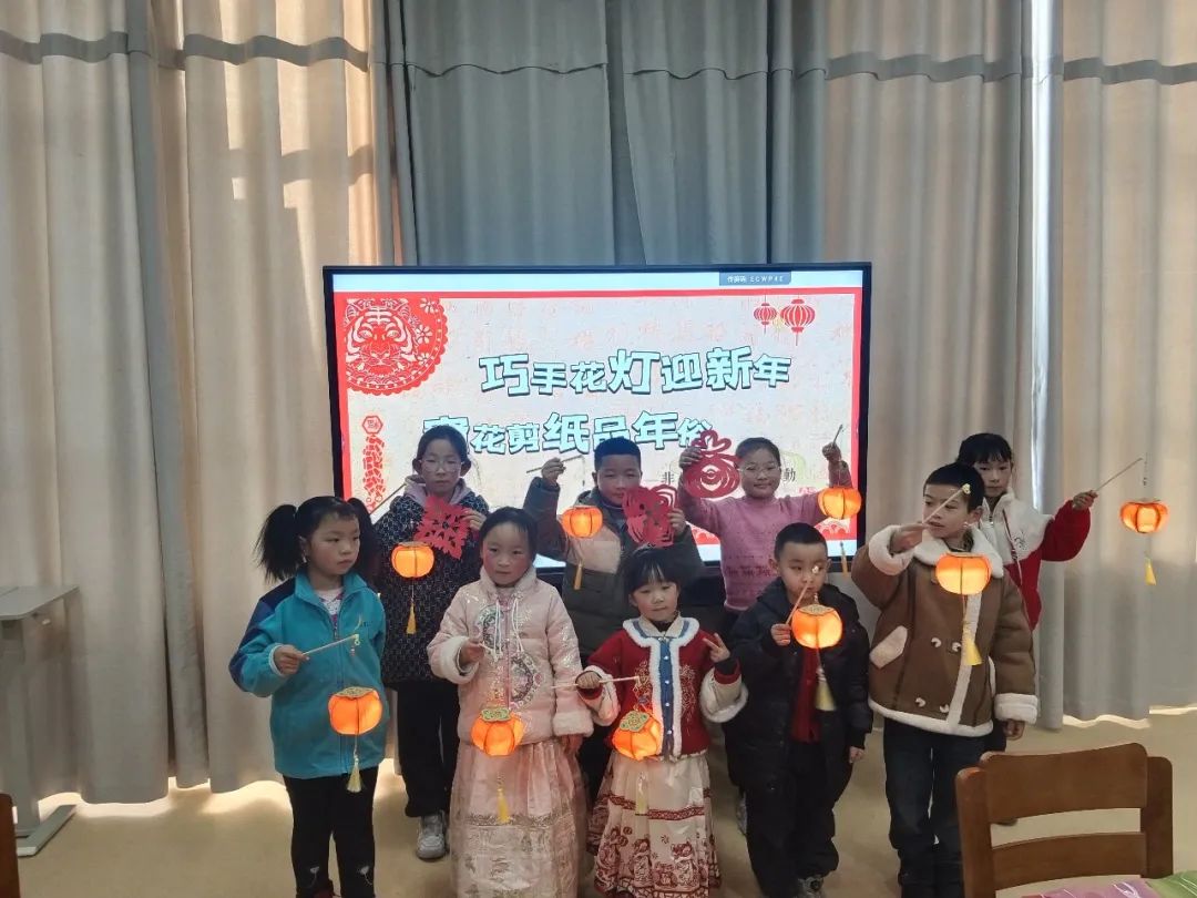 房县图书馆举行“巧手花灯迎新年 窗花剪纸品年俗”—— DIY非遗文化体验活动