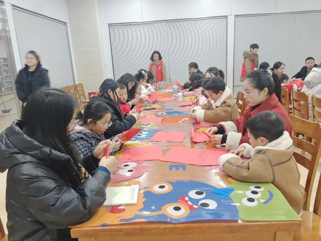 房县图书馆举行“巧手花灯迎新年 窗花剪纸品年俗”—— DIY非遗文化体验活动