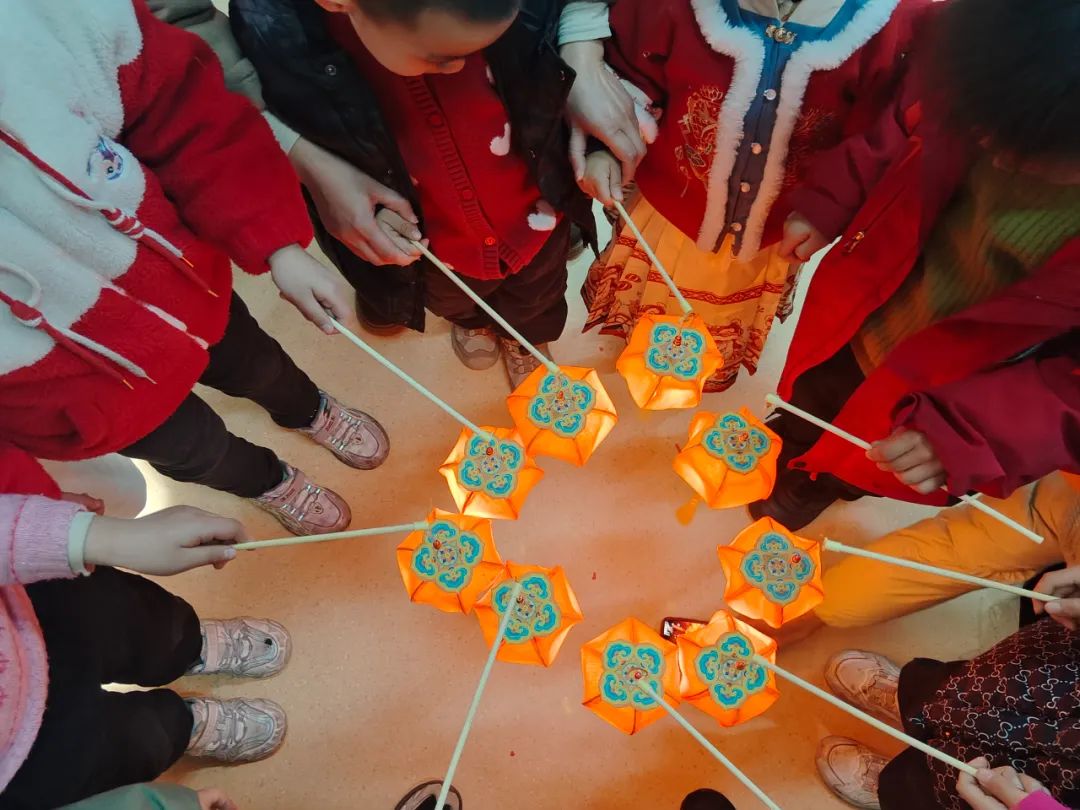 房县图书馆举行“巧手花灯迎新年 窗花剪纸品年俗”—— DIY非遗文化体验活动