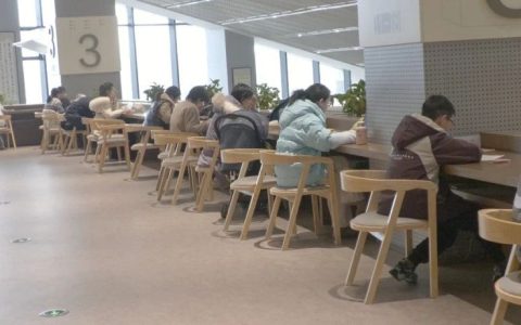 寒假期间阅读忙 宜城市图书馆里读书热