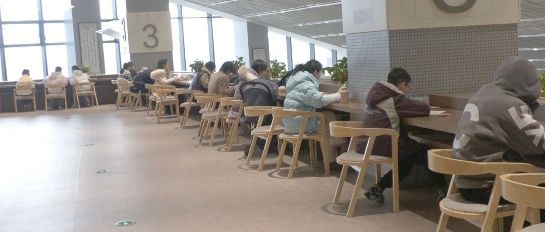 寒假期间阅读忙 宜城市图书馆里读书热