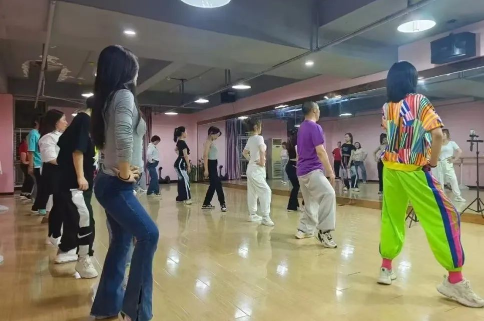 春日逐梦正当时：房县图书馆青年夜校招生啦！