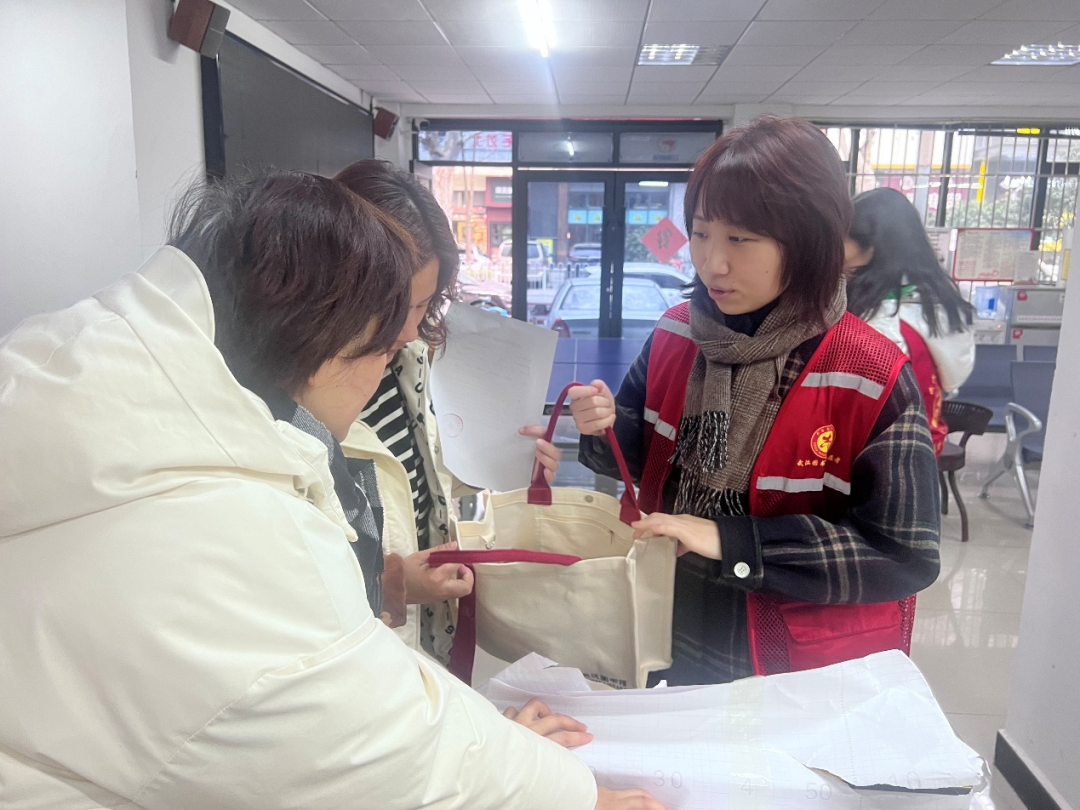 元宵佳节送书香，文化惠民暖人心：武汉图书馆开展“我们的节日·元宵节”文化志愿服务活动